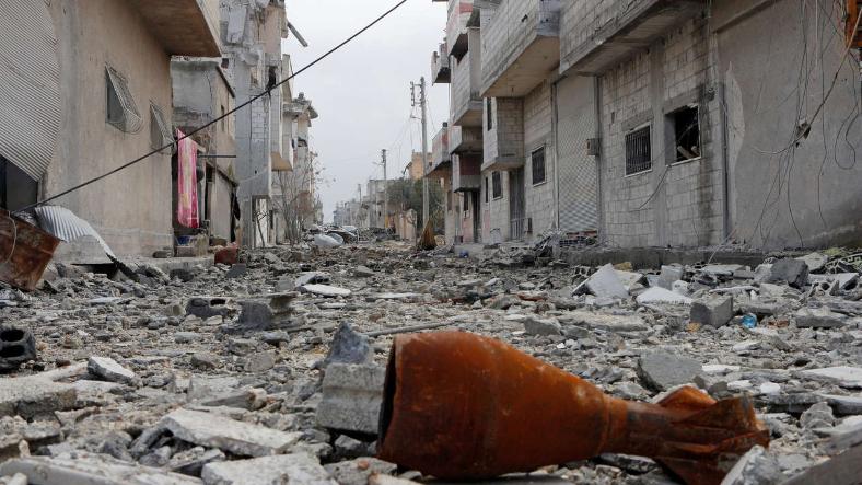 Eine Straße in der zerstörten Stadt Kobane vor wenigen Tagen. Eine Mörsergranate liegt noch immer zwischen den Trümmern Foto: dpa