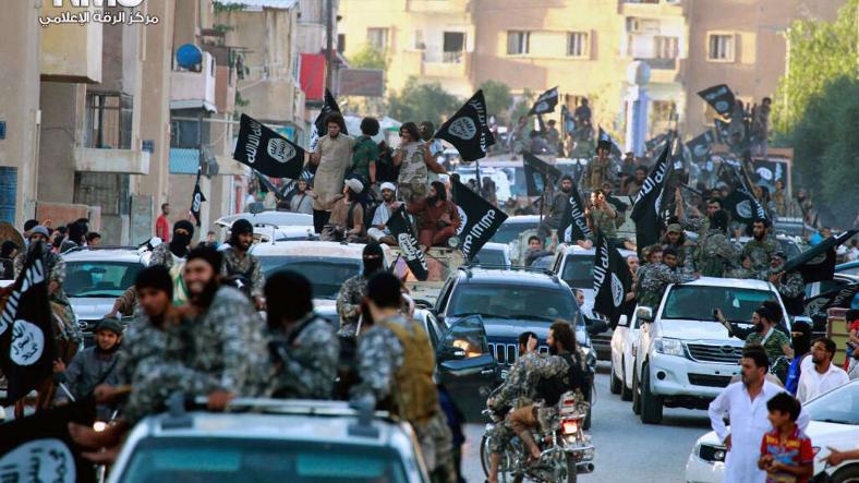 Mit einer Parade feierte die ISIS-Terrormiliz in der Stadt Rakka die Ausrufung des „Kalifats“ Foto: AP/dpa