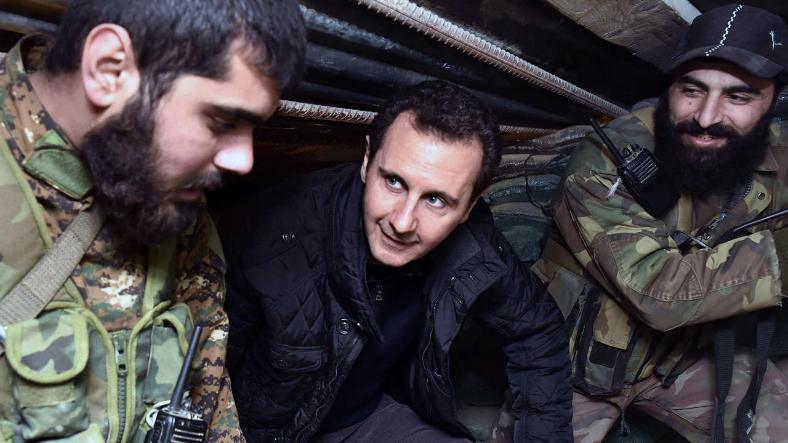 Der grausame Diktator Bashar al-Assad (Mitte) quält und ermordet Aktivisten der Opposition. Auch Abu Issa wurde von Assads Schergen gefoltert Foto: AP/dpa