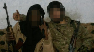 ADVARER KVINNER: 34-åringen til venstre kjemper med IS i Syria og bor i Raqqa. På sosiale medier skriver han om hva kvinner som gifter seg med jihadister kan forvente seg i Raqqa. Han beskriver en virkelighet uten mat, vann og elektrisitet. Foto: Privat