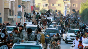 MILITÆRPARADE: Terrorgruppa har snudd opp ned på hverdaslivet i sin selverklærte hovedstad Raqqa i Syria. Her har de en parade gjennom byen, som skal ha skjedd i juni 2014. Så våpenmektig er IS Foto: Raqqa Media Center of the Islamic State group / AP Photo / NTB Scanpix