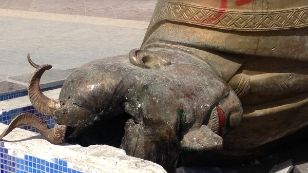 A statue of "cursed" Hafez al-Assad after dropping it in Raqqa