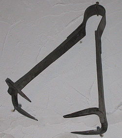 “The Biter” is thought to be similar in design o this “Breast Ripper”, displayed in a torture museum in Baden-Württemberg, Germany. (Wikimedia Commons: Flominator)
